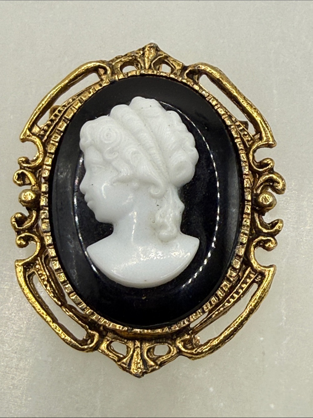 Large vintage Classic Black White Cameo Brooch pin goldtone 3d ornate statement